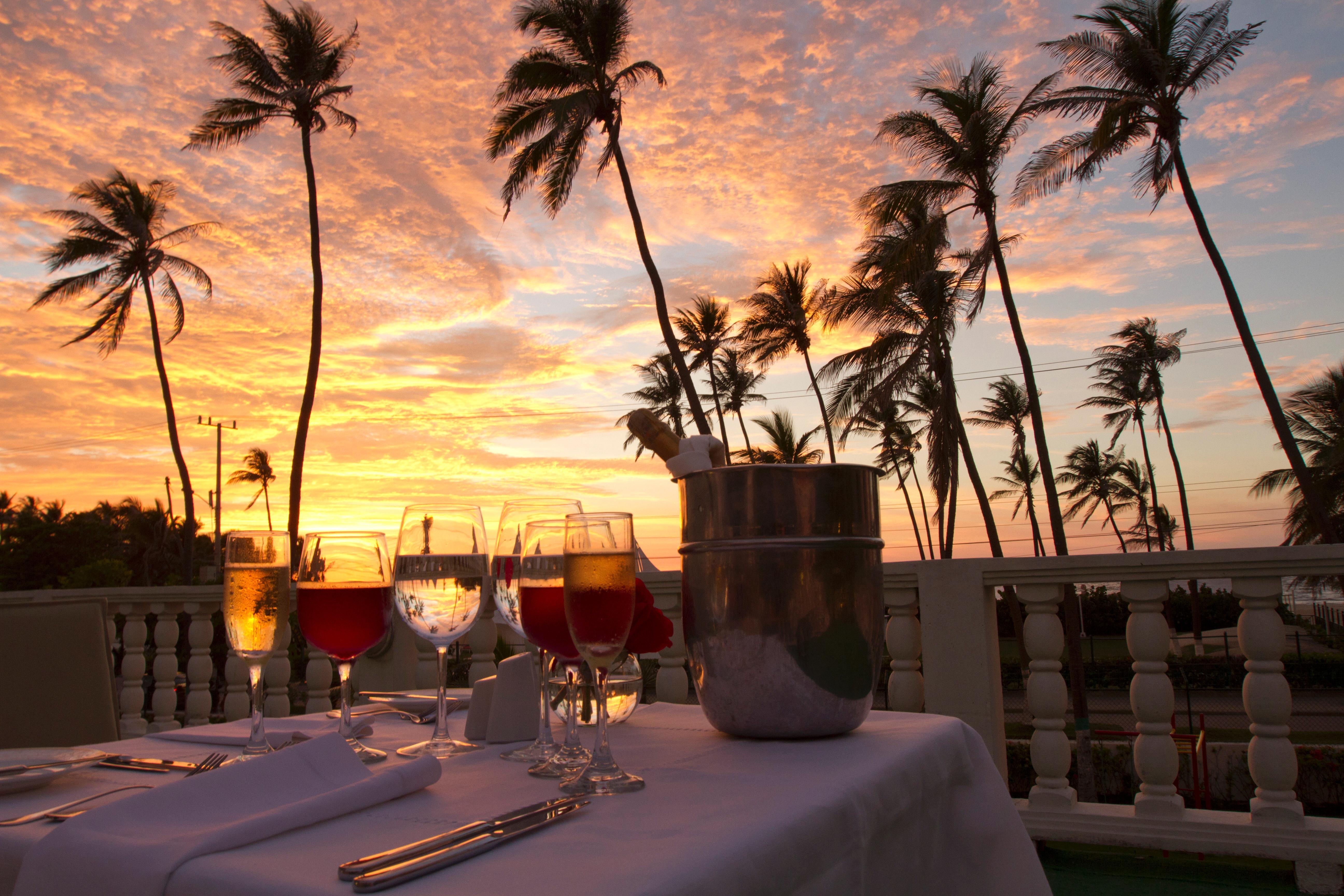 Hotel Caribe By Faranda Grand, A Member Of Radisson Individuals Cartagena Dış mekan fotoğraf Sunset at the Four Seasons Hotel